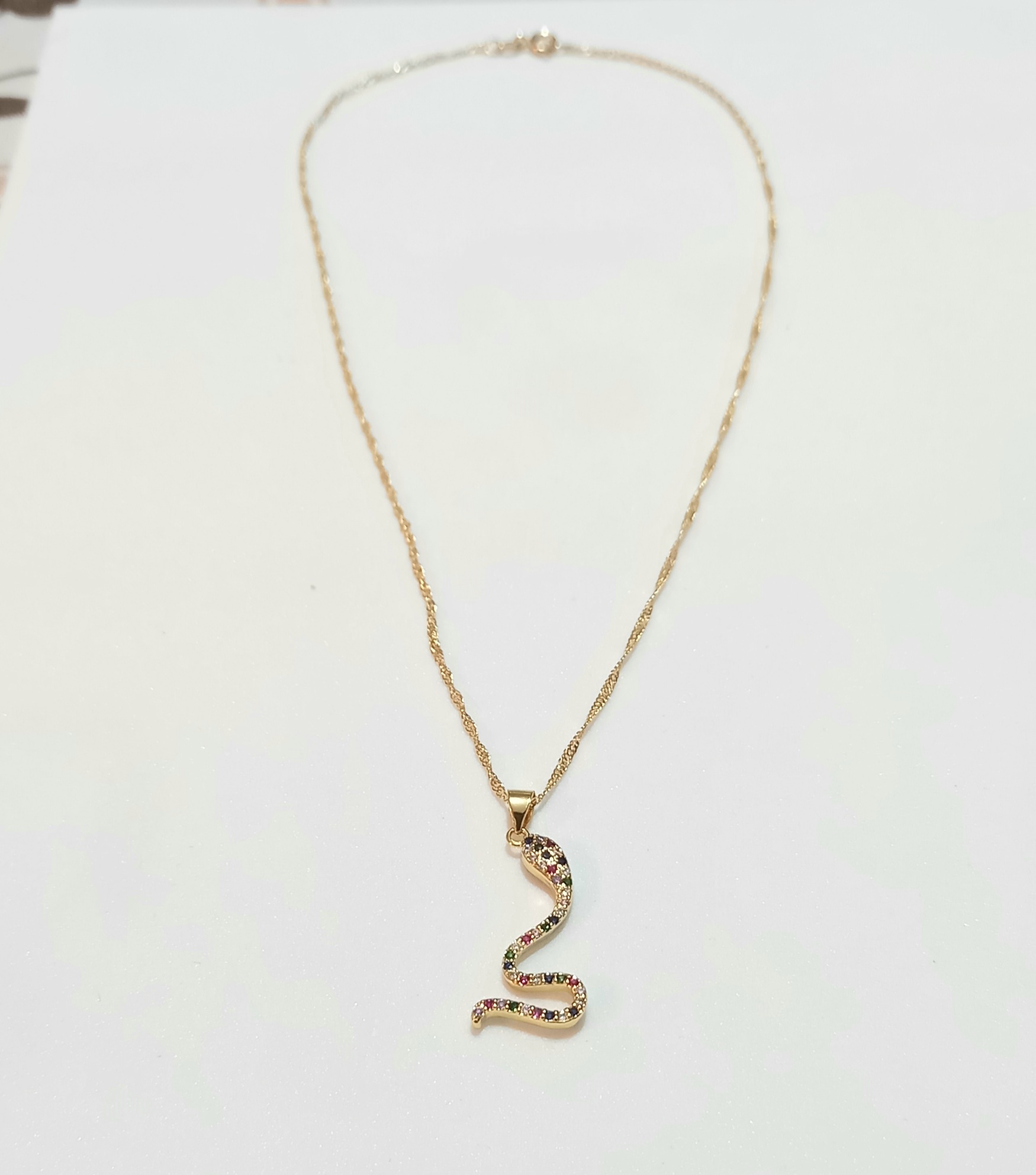 Collar con dije de serpiente de colores